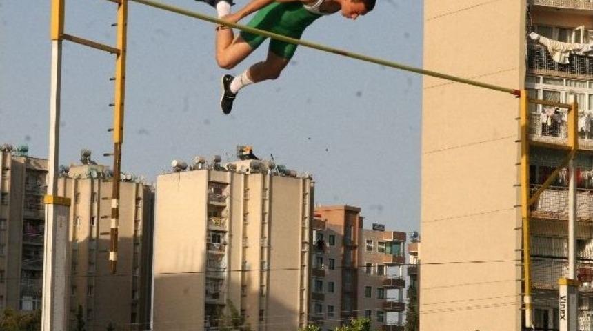 Adanalı Atlet Tenekeb&uuml;ken İki Yeni T&uuml;rkiye Rekoru Kırdı