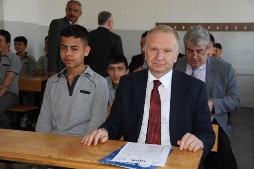 Vali Ceylan, &lsquo;fatih Projesi&rsquo; Kapsamında &Ouml;ğrencilere Tablet Bilgisayar Dağıttı