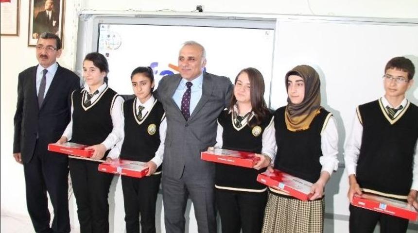 Elazığ&rsquo;da Fatih Projesi Kapsamında Tablet Dağıtıldı