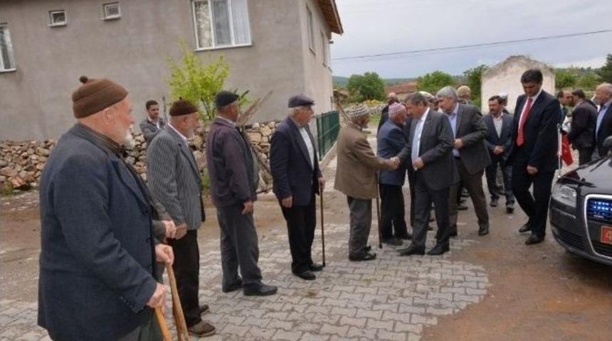Vali Şerif Yılmaz, G&ouml;&ccedil;eri K&ouml;y&uuml;&rsquo;n&uuml; Ziyaret Etti
