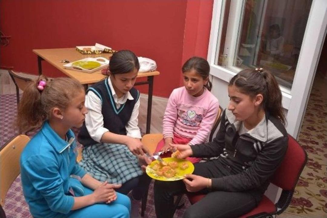 M&uuml;d&uuml;r Taş, Kız &Ouml;ğrenci Pansiyonlarını Ziyaret Etti