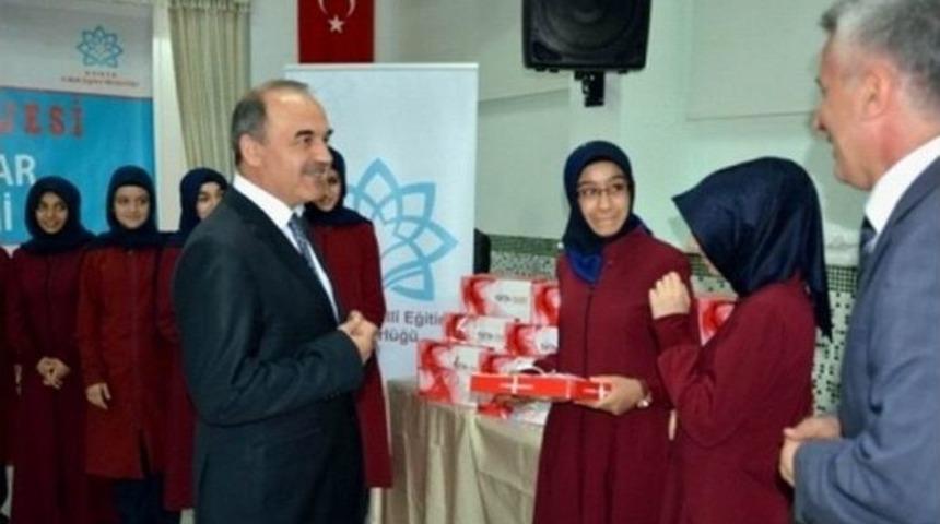 Fatih Projesi Kapsamında &Ouml;ğrencilere Tablet Dağıtıldı