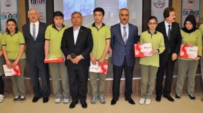 Bakanı Yılmaz &Ouml;ğrencilere Tablet Bilgisayar Dağıttı