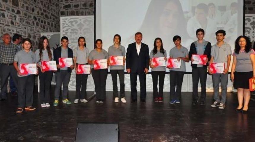 Manisalı &Ouml;ğrencilere Tablet Dağıtıldı