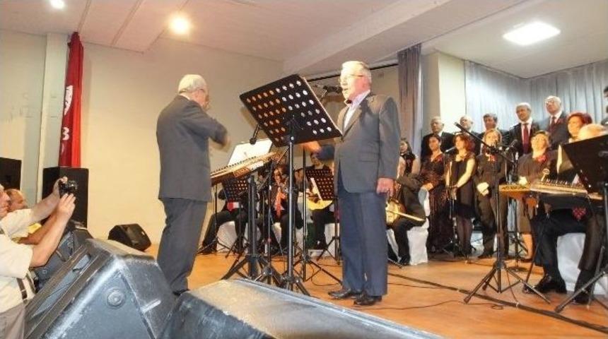 Burhaniye&rsquo;de Bakkal Şarkıcıya B&uuml;y&uuml;k Alkış