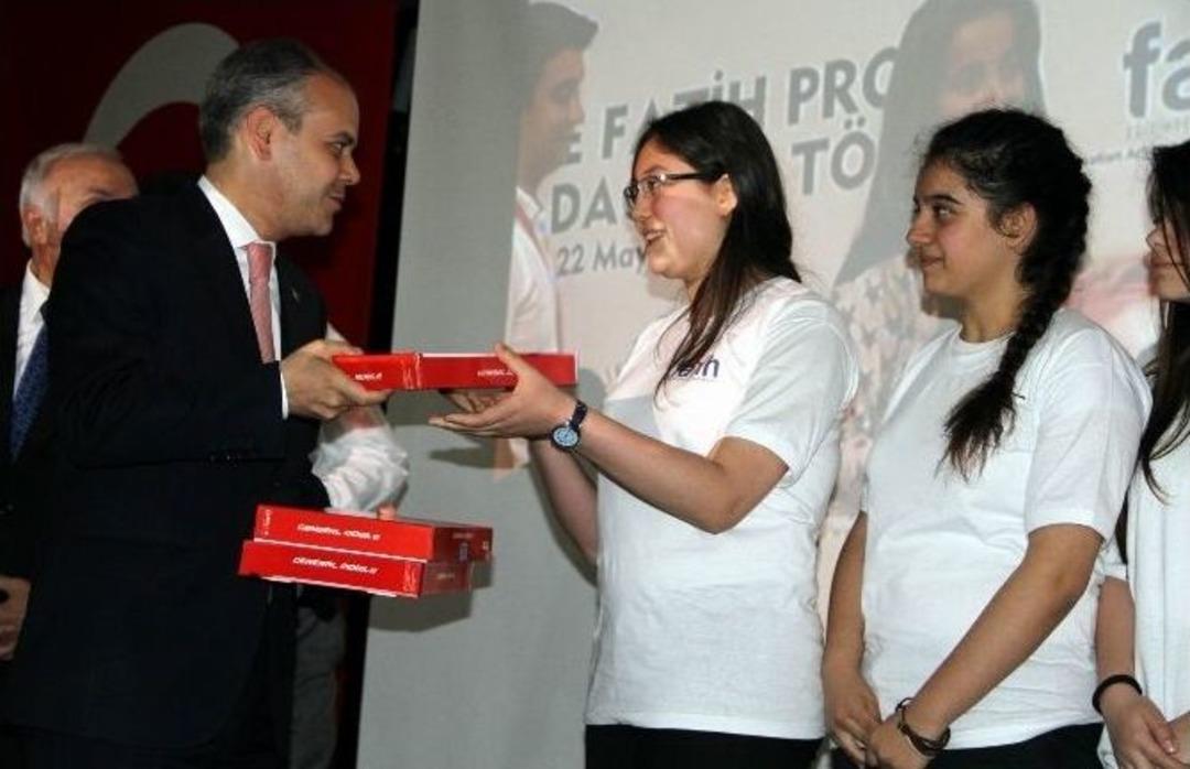 Bakan Kılı&ccedil;, &Ouml;ğrencilere Tabletleri Dağıttı