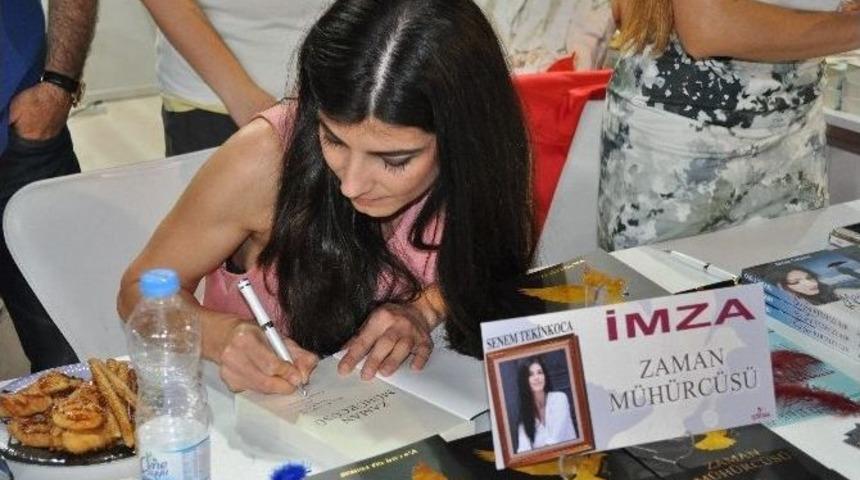 Senem Tekinkoca, Yeni Kitabı &ldquo;zaman M&uuml;h&uuml;rc&uuml;s&uuml;&rdquo;n&uuml; İmzaladı