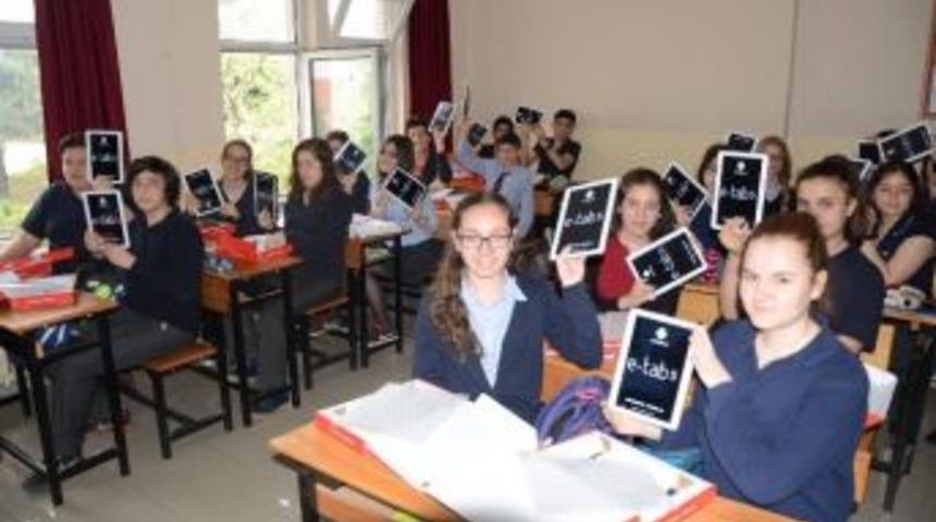 Atat&uuml;rk Anadolu Lisesi &Ouml;ğrencileri Tabletlerine Kavuştu