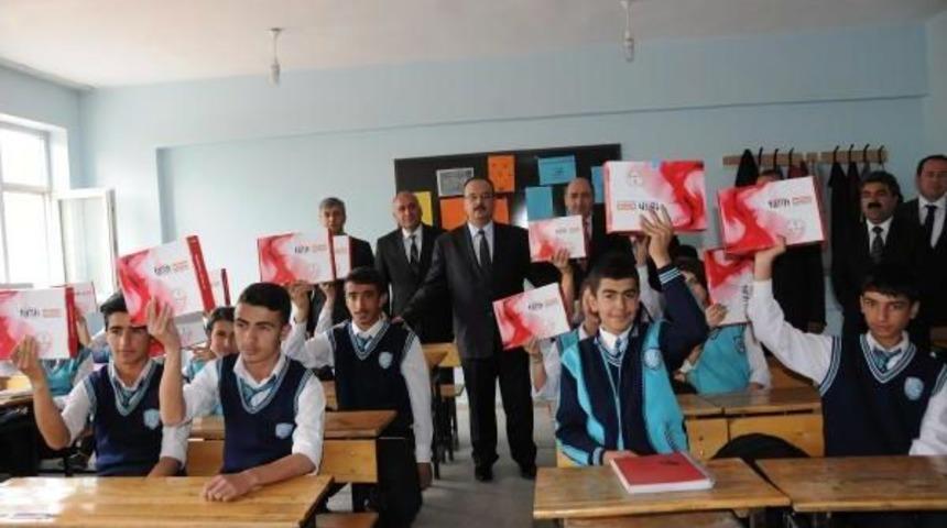 Hakkari'de &Ouml;ğrencilere Tablet Dağıtımına Başlandı