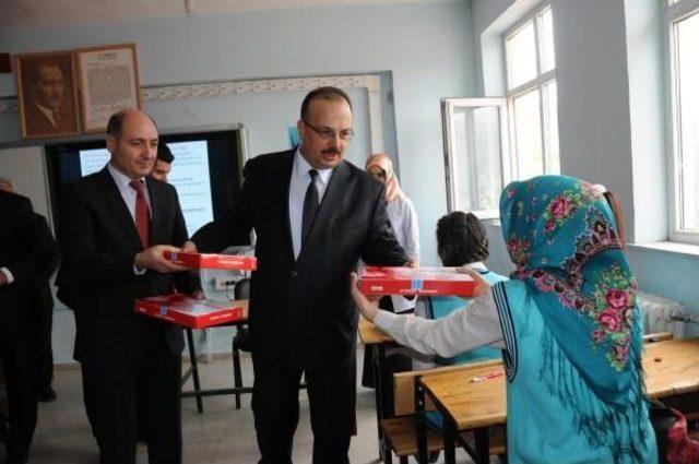 Hakkari de Öğrencilere Tablet Dağıtımına Başlandı 2