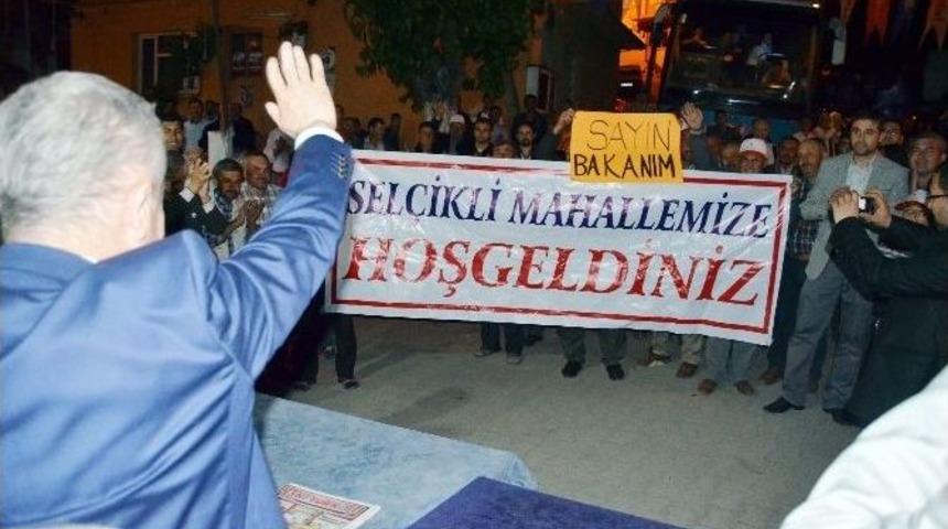 Ak Partili Berber Akhisar&rsquo;da &lsquo;sayın Bakanım&rsquo; Pankartıyla Karşılandı