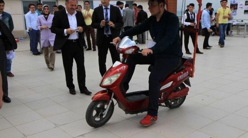 Kt&uuml;&rsquo;l&uuml; &Ouml;ğrencilerden G&uuml;neş Enerjisi İle &Ccedil;alışan Motosiklet