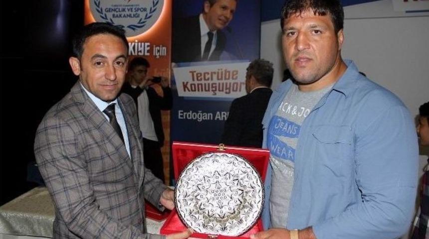 Tecr&uuml;be Konuşuyor Erzincan&rsquo;da Gen&ccedil;lerle Buluştu