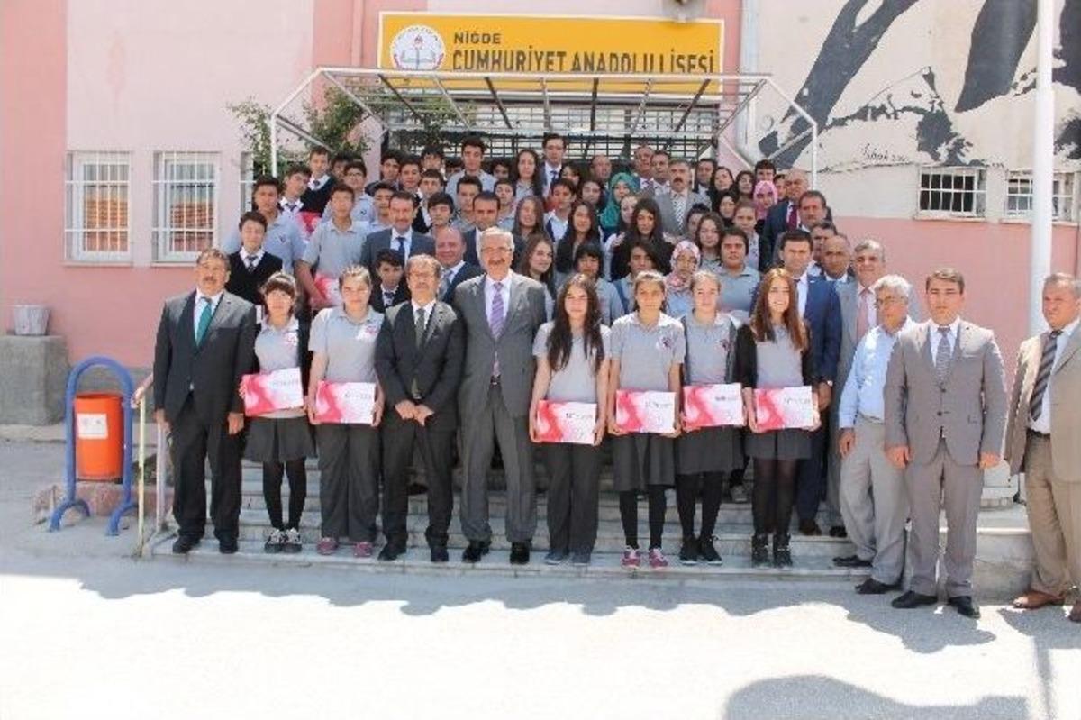 Niğde&rsquo;de Lise &Ouml;ğrencilerine Tablet Dağıtıldı