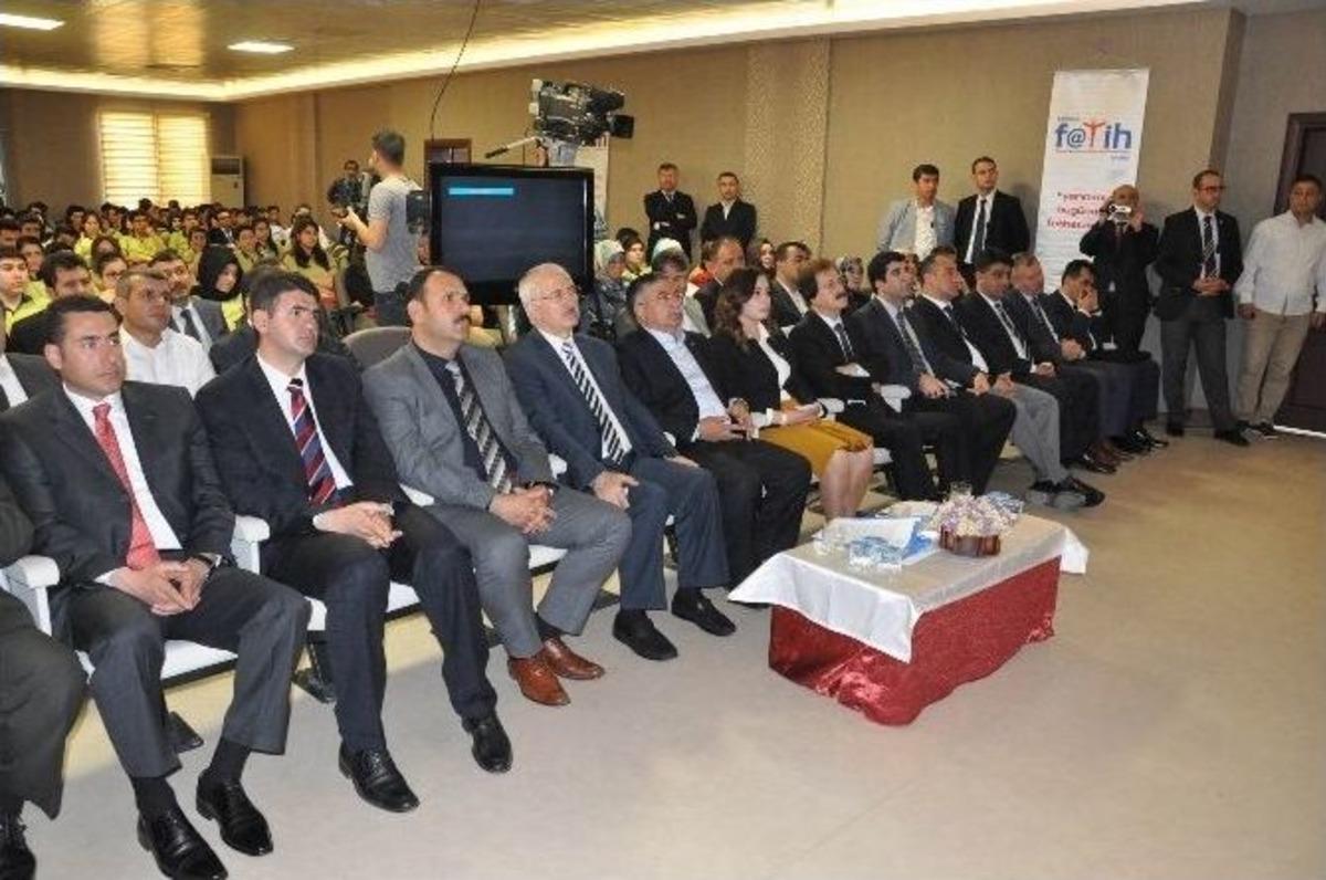 Bakan Yılmaz &Ouml;ğrencilere Tablet Dağıttı