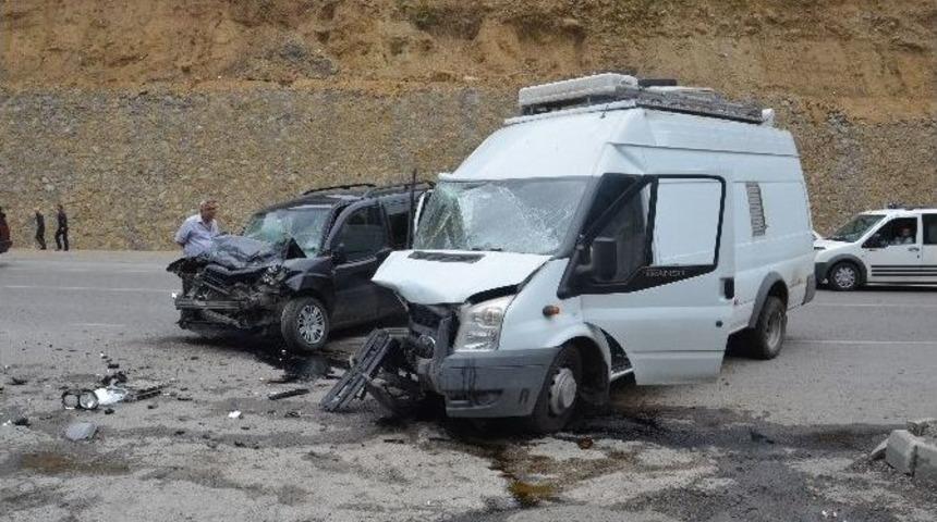(&ouml;zel Haber) İki Kişinin Yaralandığı Kaza G&uuml;venlik Kamerasında
