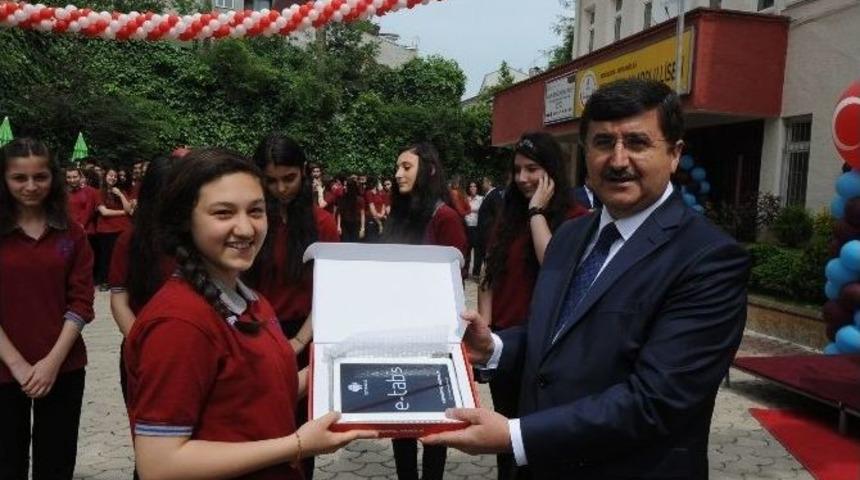 Trabzon&rsquo;da Farih Projesi Kapsamında Tablet Dağıtıldı