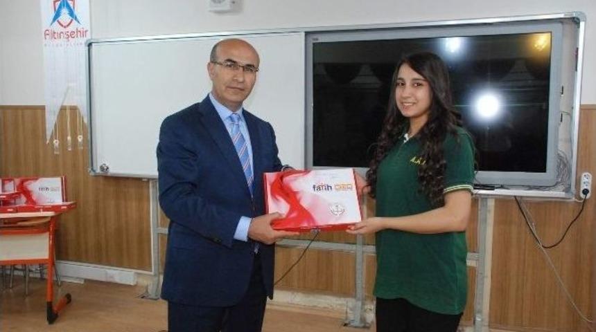 2 Bin 832 &Ouml;ğrenciye Tablet Dağıtımı Başladı