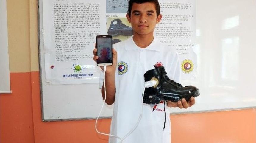 Botuyla Cep Telefonunu Şarj Ediyor