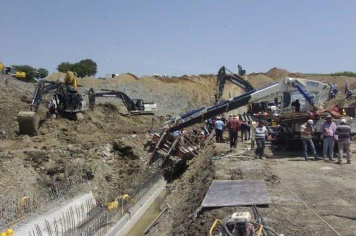 Hamzadere Barajı Sulama Kanalı Inşaatında Göçük: 3 Işçi Kurtuldu, 1 Kayıp (4)