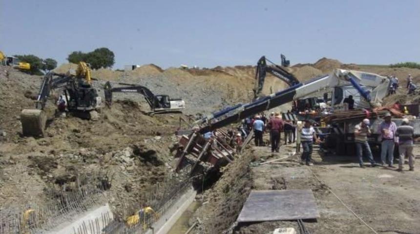 Hamzadere Barajı Sulama Kanalı Inşaatında G&ouml;&ccedil;&uuml;k: 3 Iş&ccedil;i Kurtuldu, 1 Kayıp (4)