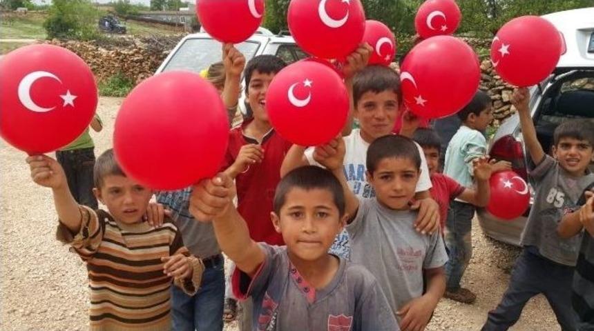 Mhp Milletvekili Adayları Dicle İl&ccedil;esinde &Ccedil;ocuklara T&uuml;rk Bayraklı Balon Dağıttı