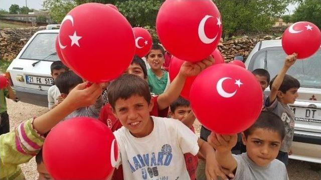 Mhp Milletvekili Adayları Dicle İlçesinde Çocuklara Türk Bayraklı Balon Dağıttı