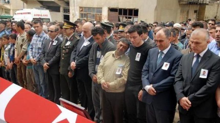 Şehit Polis Memuru Toprağa Verildi