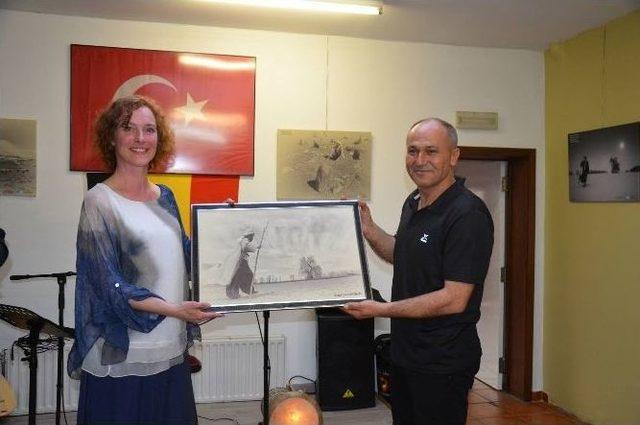 Eskişehirli Sanat&ccedil;ısı Battal Gazi Barlas, Bel&ccedil;ika&rsquo;da &rsquo;&rsquo;yunus Emre&rsquo;yi&rsquo; Fotoğraflarla Tanıttı 1