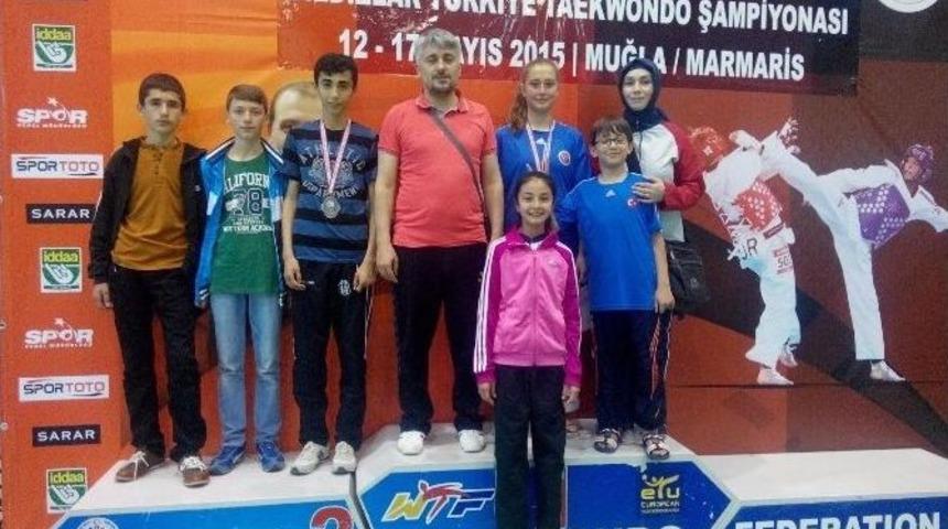 Sorgun Belediyespor Tekvandocuları Madalya İle D&ouml;nd&uuml;