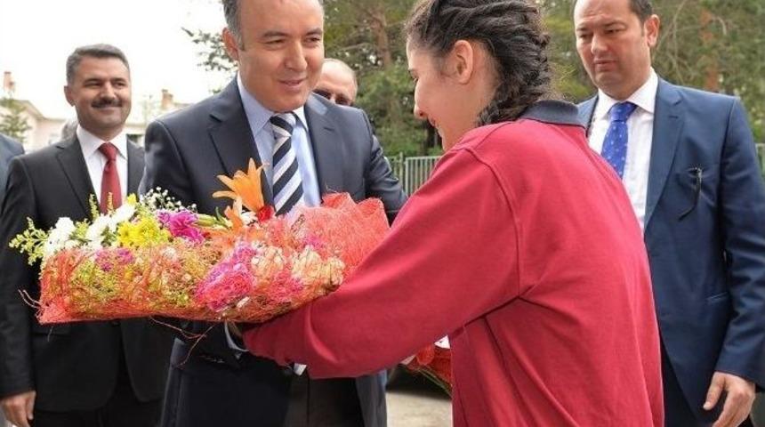 Vali Altıparmak Tablet Dağıttı