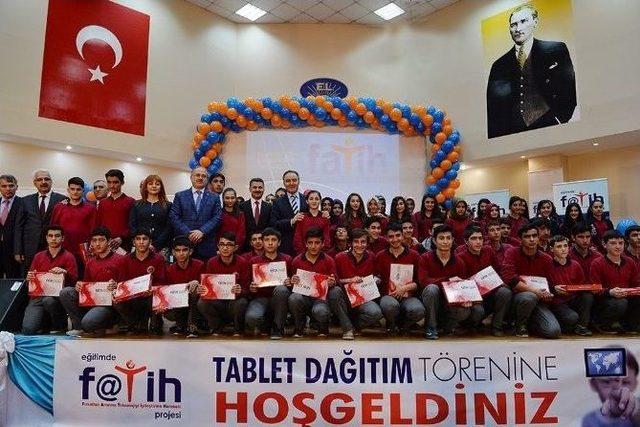 Vali Altıparmak Tablet Dağıttı 3