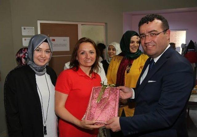 Taş&ccedil;ı&rsquo;dan Kursiyerlere Kur&rsquo;an-ı Kerim S&uuml;rprizi 1