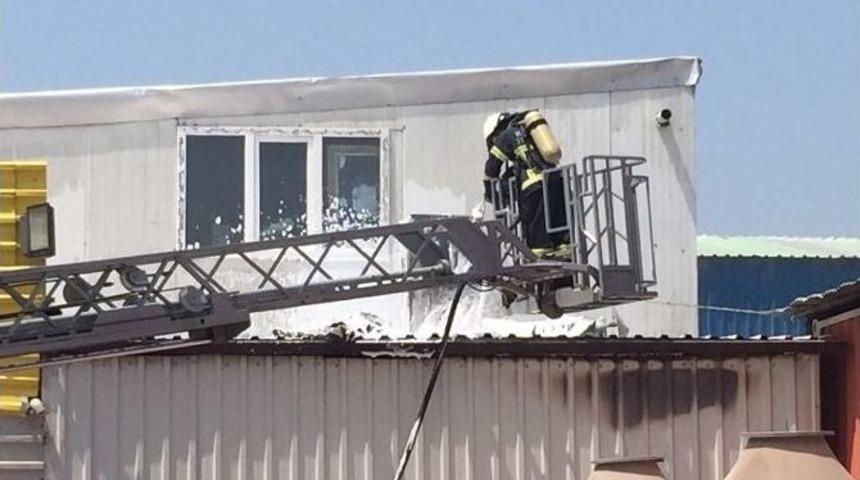 Kocaeli&rsquo;de Ara&ccedil; Servisindeki Yangın Paniğe Neden Oldu