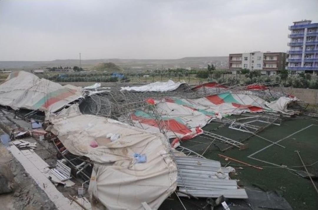 Cizre&rsquo;de Şiddetli R&uuml;zgar Halı Sahayı Yıktı