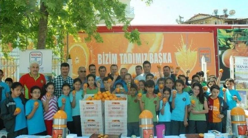 Miniklere Taze Sıkılmış Portakal Suyu