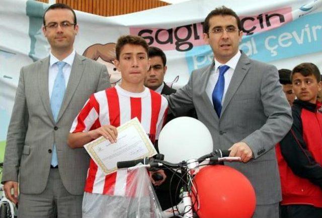 Erzurum da Ortaokul &Ouml;ğrencilerine Bisiklet Dağıtıldı 1