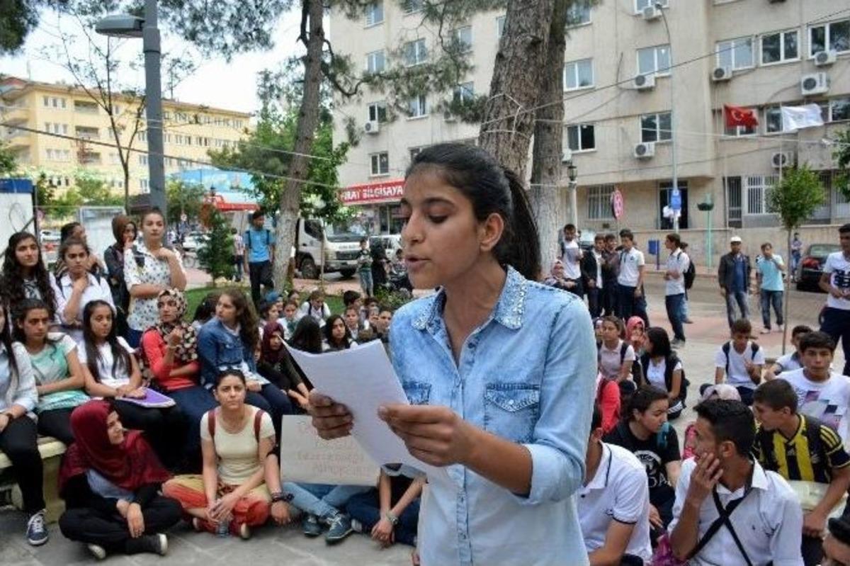 &Ouml;ğrenciler Okullarının Taşınmasını Protesto Etti
