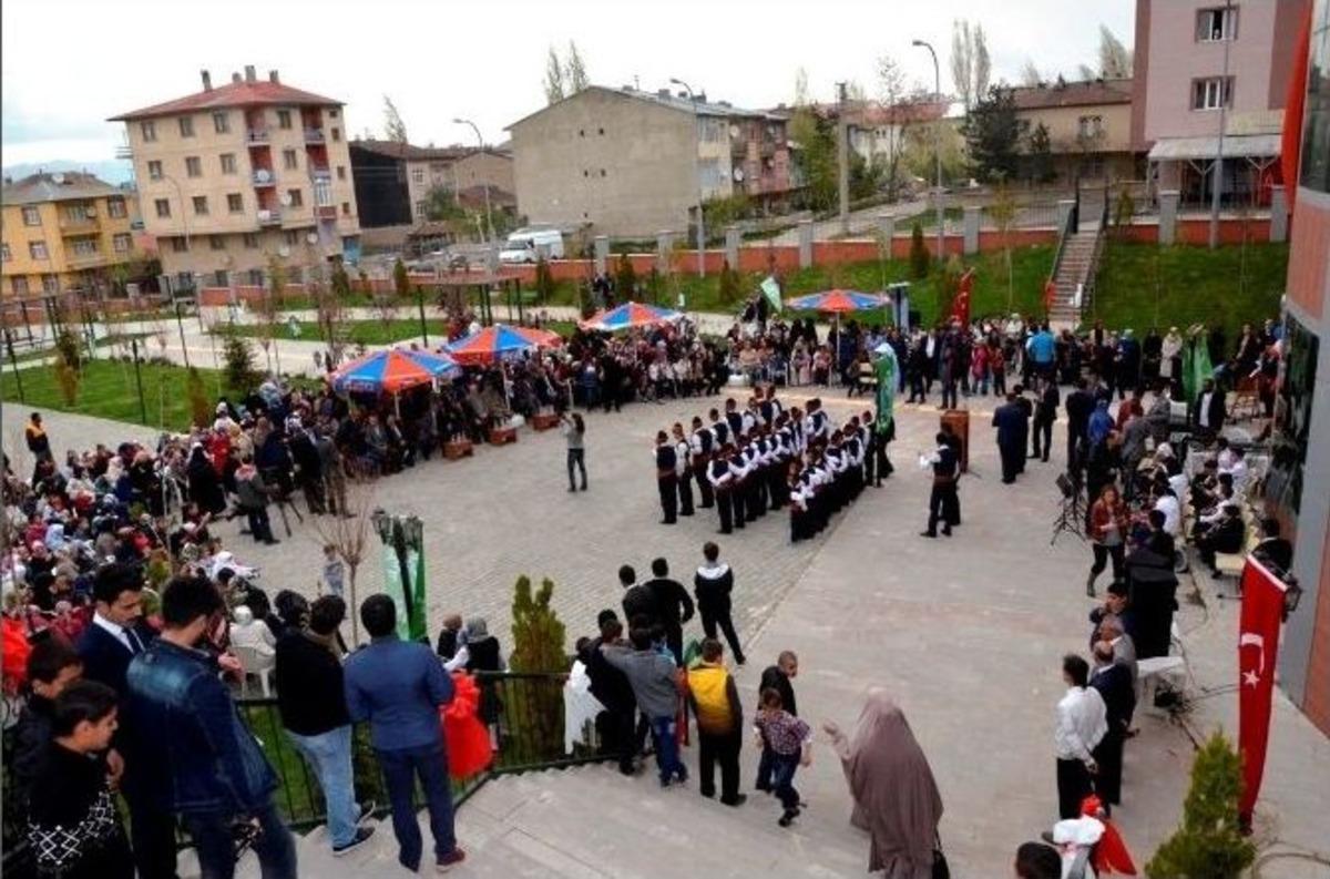 Paland&ouml;ken Belediyesini Yılsonu Sergisi G&ouml;z Kamaştırdı&hellip;