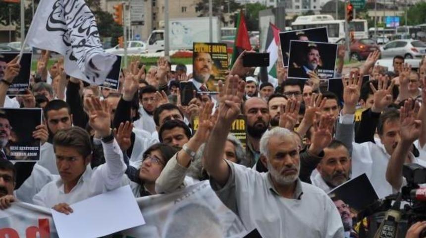 Kayseri&rsquo;De Mursi&rsquo;Ye 'kefenli' Destek Eylemi