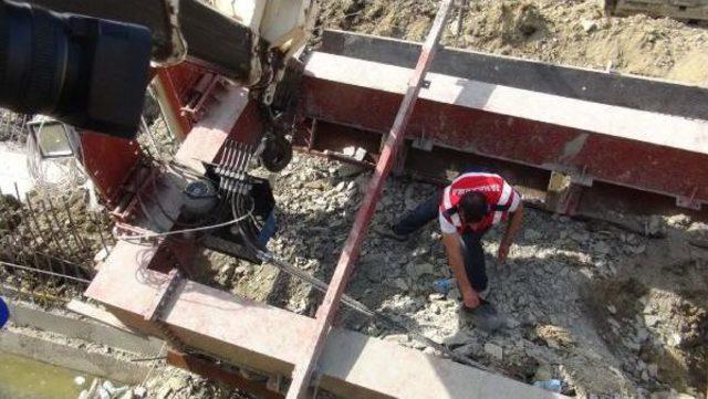 Hamzadere Barajı Sulama Kanalı Inşaatında Göçük: 3 Işçi Kurtuldu, 1 Kayıp (3)
