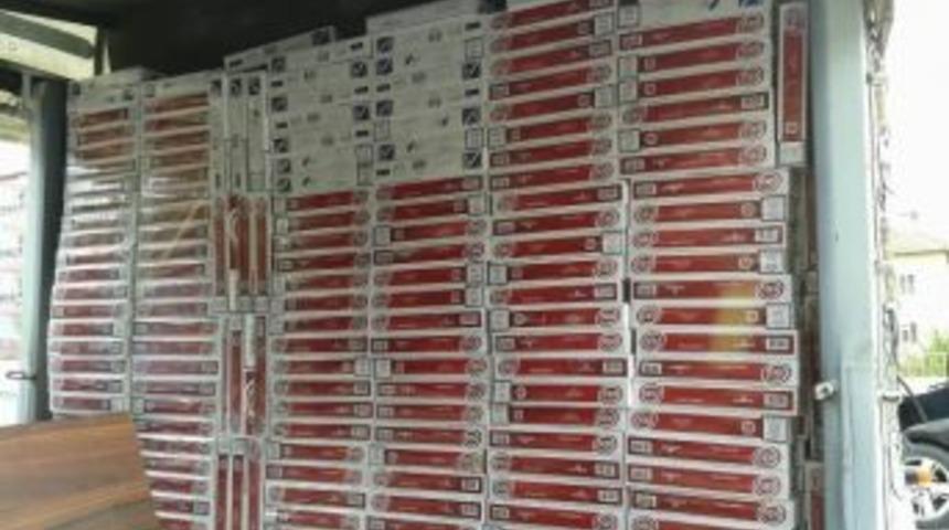 Uşak&rsquo;ta G&uuml;bre &Ccedil;uvalları Arasında Ka&ccedil;ak Sigara Yakalandı