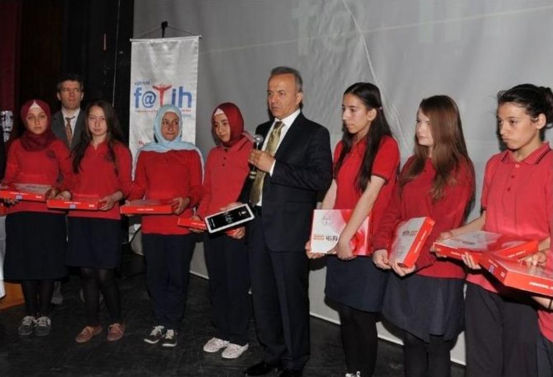 Afyonkarahisar&rsquo;da Fatih Projesi Kapsamında &Ouml;ğrencilere Yeni Nesil Tablet Bilgisayarlar Verildi