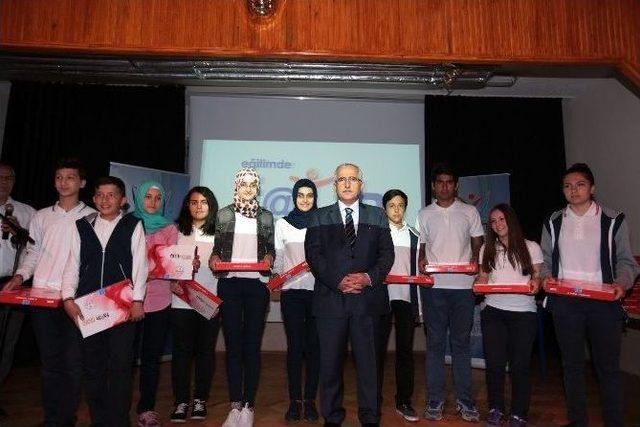 Eskişehir&rsquo;de &Ouml;ğrencilere Tablet Dağıtımı 1