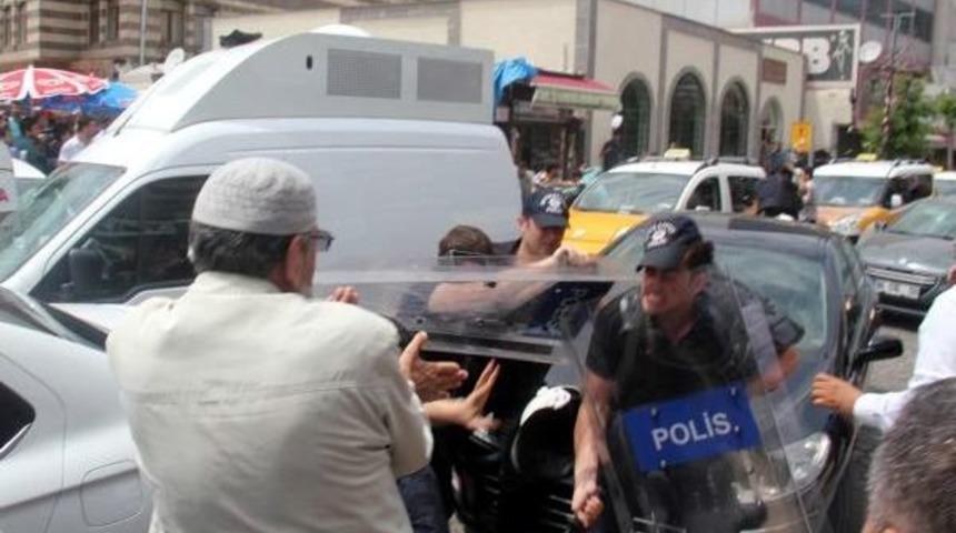 Diyarbakır'da Mursi'ye Idam Kararı Protestosunda Olaylar &Ccedil;ıktı