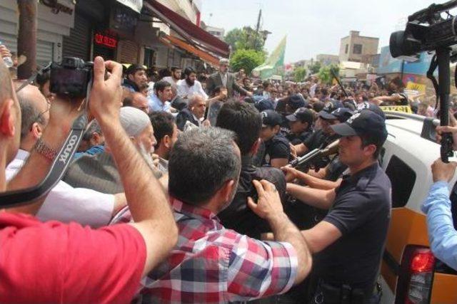 Diyarbakır'da Mursi'ye Idam Kararı Protestosunda Olaylar Çıktı