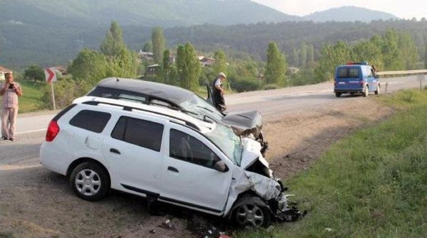 Cip Ile Otomobil &Ccedil;arpıştı: 1 &Ouml;l&uuml;, 3 Yaralı