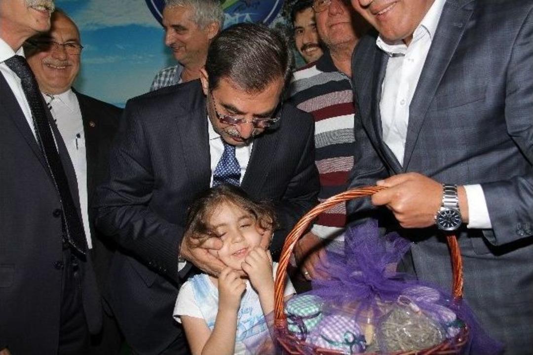 Bakan G&uuml;ll&uuml;ce Feshane&rsquo;de Kastamonu G&uuml;nleri Esnafını Ziyaret Etti