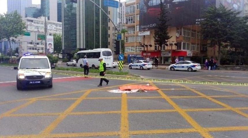 Beşiktaş&rsquo;ta Yolun Karşısına Ge&ccedil;mek İsteyen Yayaya Otomobil &Ccedil;arptı