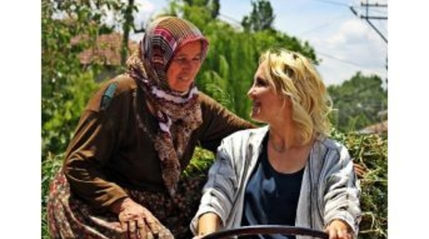 Chp’nin Kadın Adayı, Çiftçi Kadınlarla Birlikte Traktör Kullandı